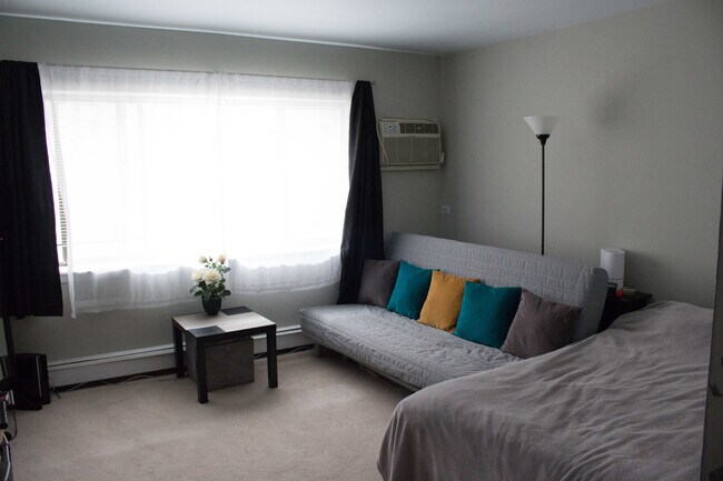 Foto del edificio - 3620 N Pine Grove Ave