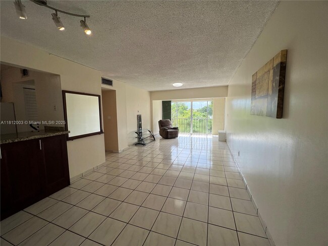 Building Photo - 8887 Fontainebleau Blvd