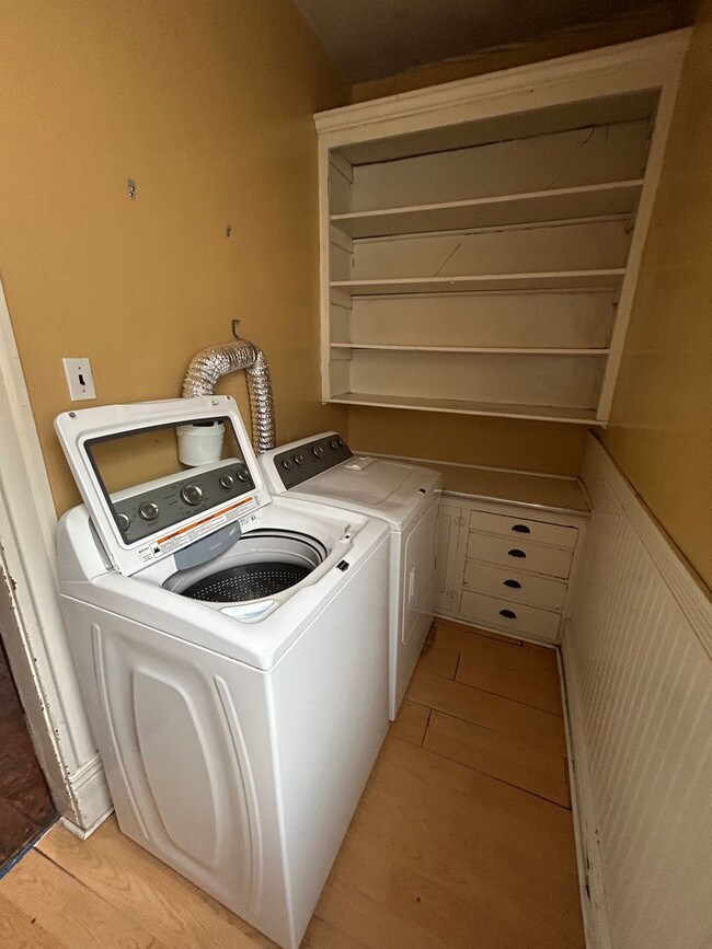 Foto del edificio - Charming Historic 4-Bedroom Home in the He...