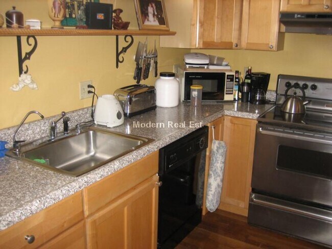 Building Photo - 9/1 No Fee! Townhouse-style 3BR apartment near Northeastern, Berklee!