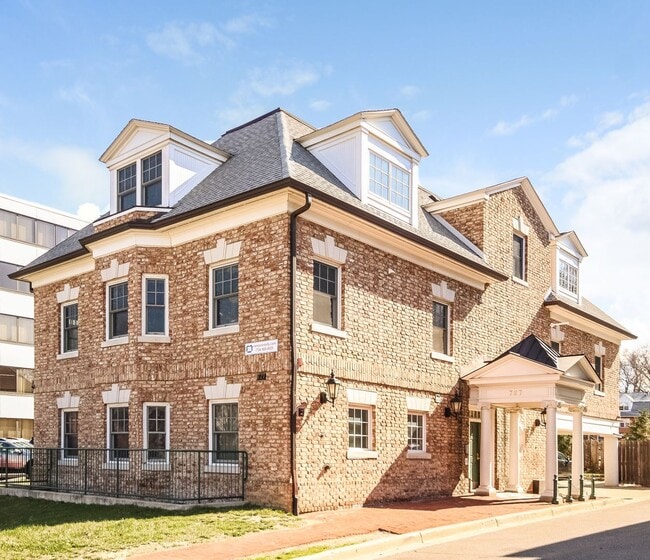 Building Photo - 727 S Forest Ave
