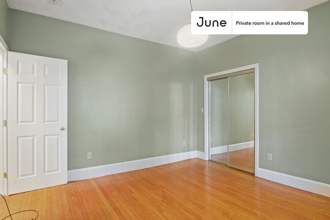 Building Photo - Room in Shared 4 bed/1 bath home