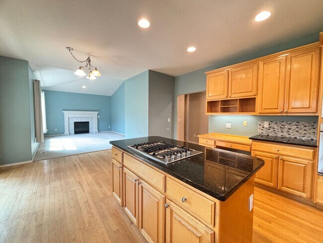Building Photo - Large 3 Bedroom +4th Bedroom/ Office in a ...