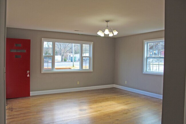 Building Photo - Convenient To Downtown