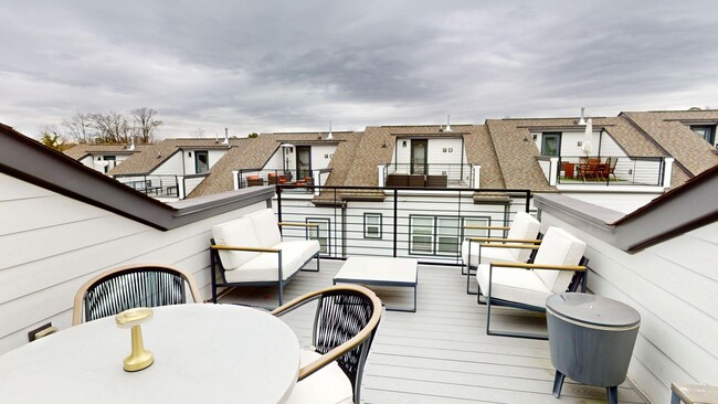 Foto del edificio - Beautiful Rooftop Terrace Townhome w/ gara...