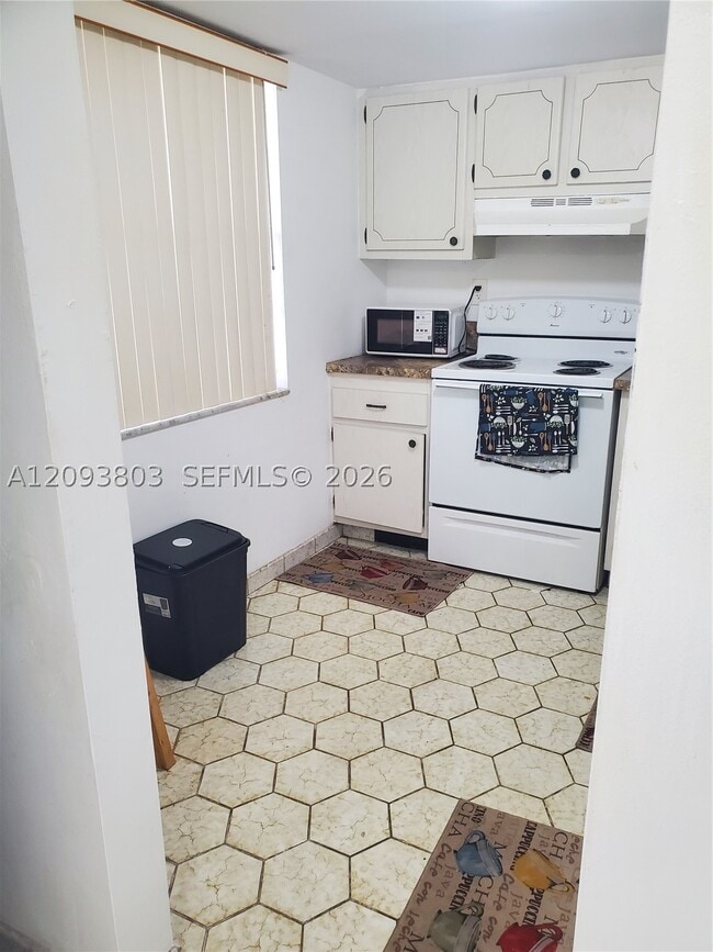 Building Photo - 4851 NW 26th Ct