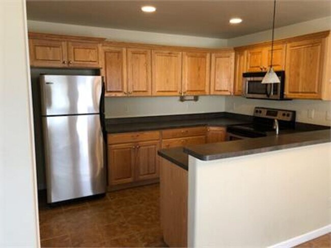 Building Photo - 3 Bedroom 2.5 Bath Townhome behind Costco!