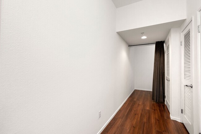 Building Photo - Expansive Gaslamp Quarter 1 bedroom + a bo...