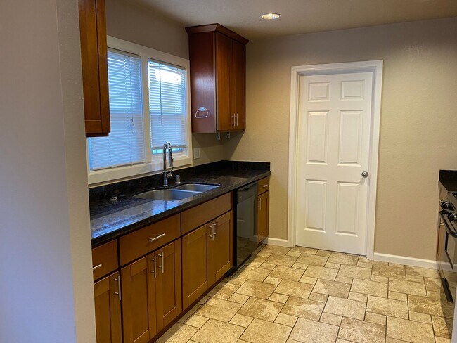 Foto del edificio - 2 Bedroom 1 Bath House in Oakland --