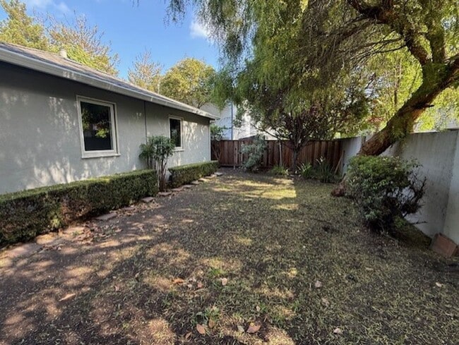 Building Photo - Single level 3 bedroom, 1 bath home with new flooring and paint - available now!