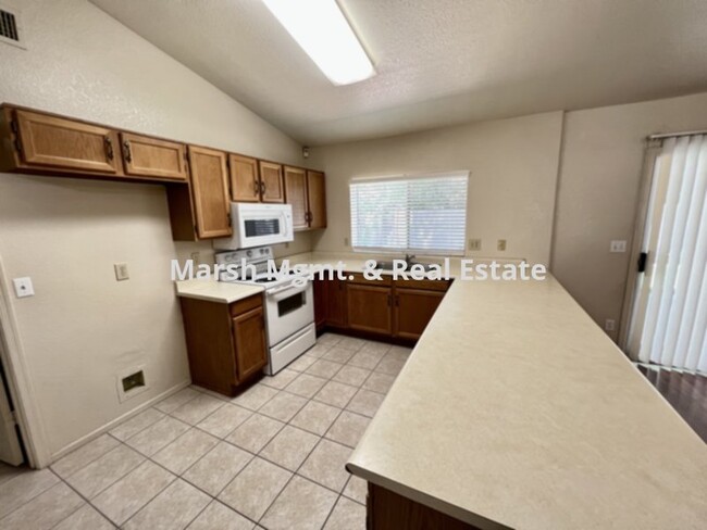 Building Photo - Wonderful 3 bedroom home in Val Vista Lakes!