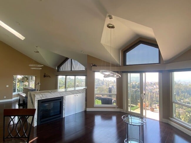 Building Photo - Breathtaking views in the Oakland Hills!