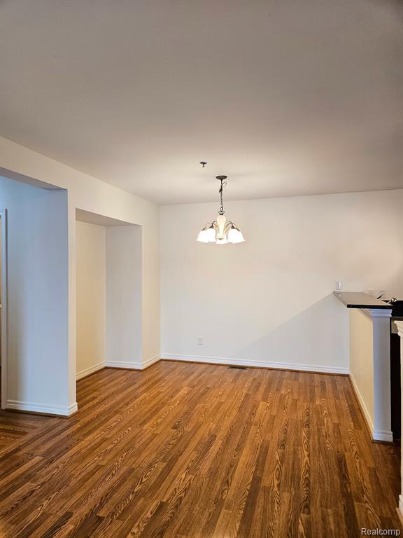Foto del edificio - 264 Village Way S