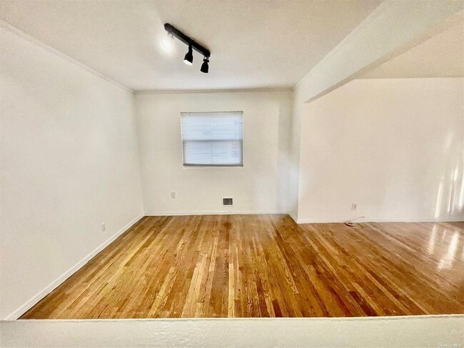 Foto del edificio - 243-37 72nd Ave
