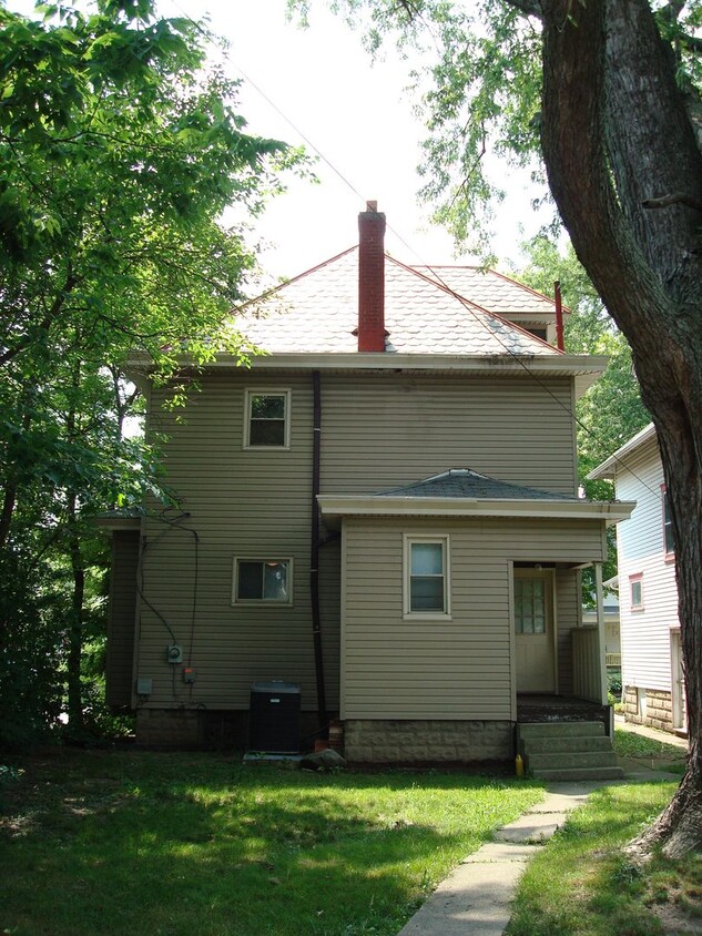 Primary Photo - 2326 Indianola Ave