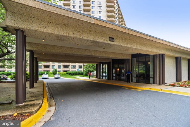 Foto del edificio - 5225 Pooks Hill Rd