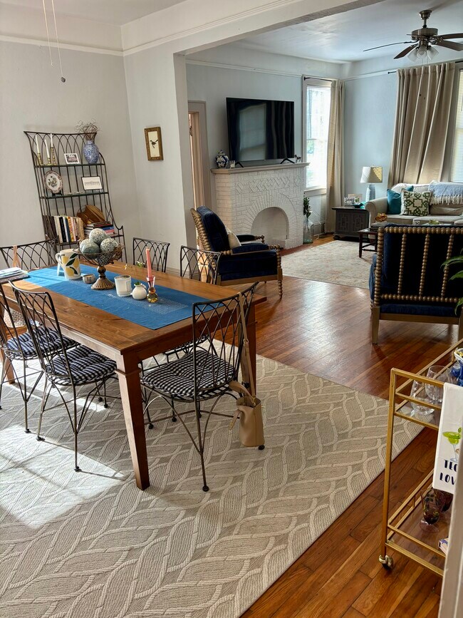 Sala de estar y comedor. Suelos de madera noble. - 1302 E Victory Dr