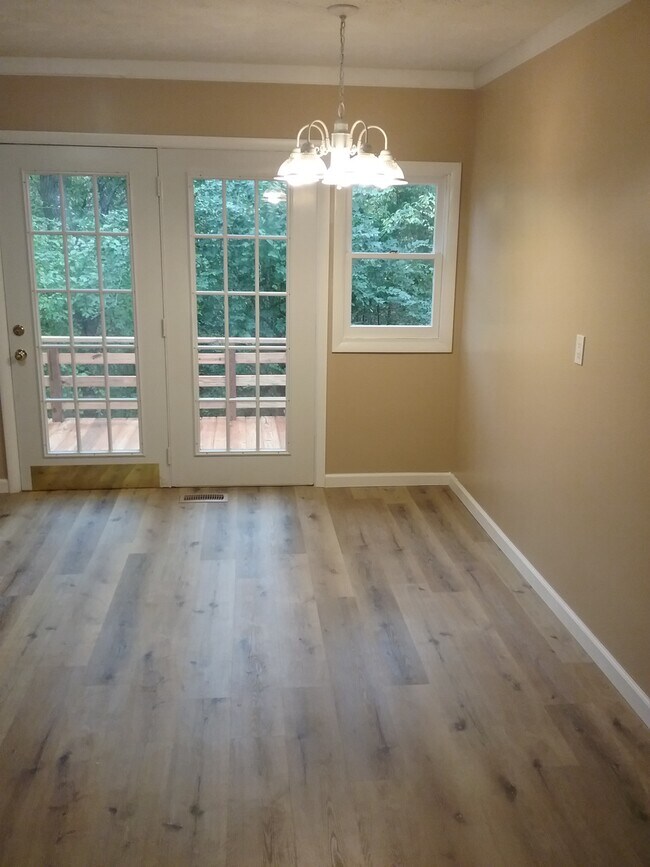 Foto del edificio - 692 Rivercliff Rd