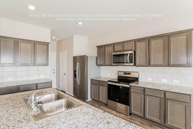 Building Photo - 800 Alton Dr