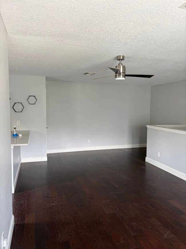 Living - 3049 Lindale Ave