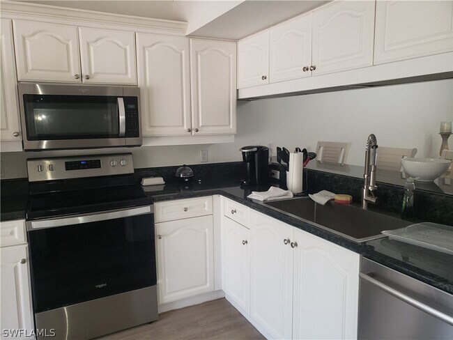 Foto del edificio - 2448 Hidden Lake Dr