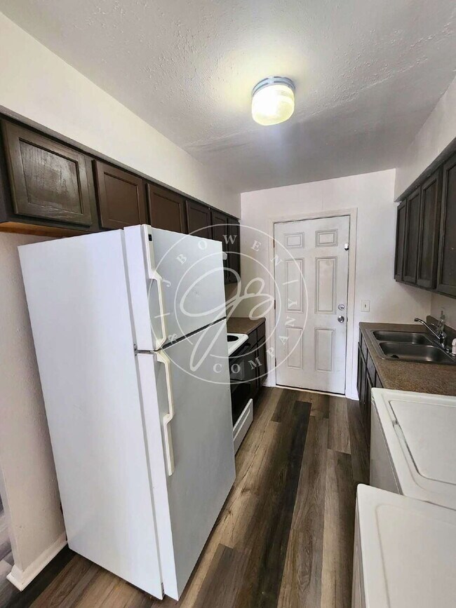 Foto del edificio - Spacious 2 bed 1 bath- 2 story home. Already passed Section 8 Inspection!