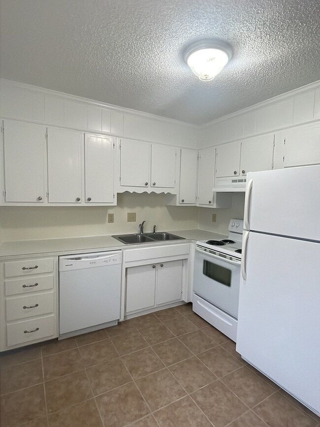 Building Photo - 2 Bedroom in Historical Gallatin!