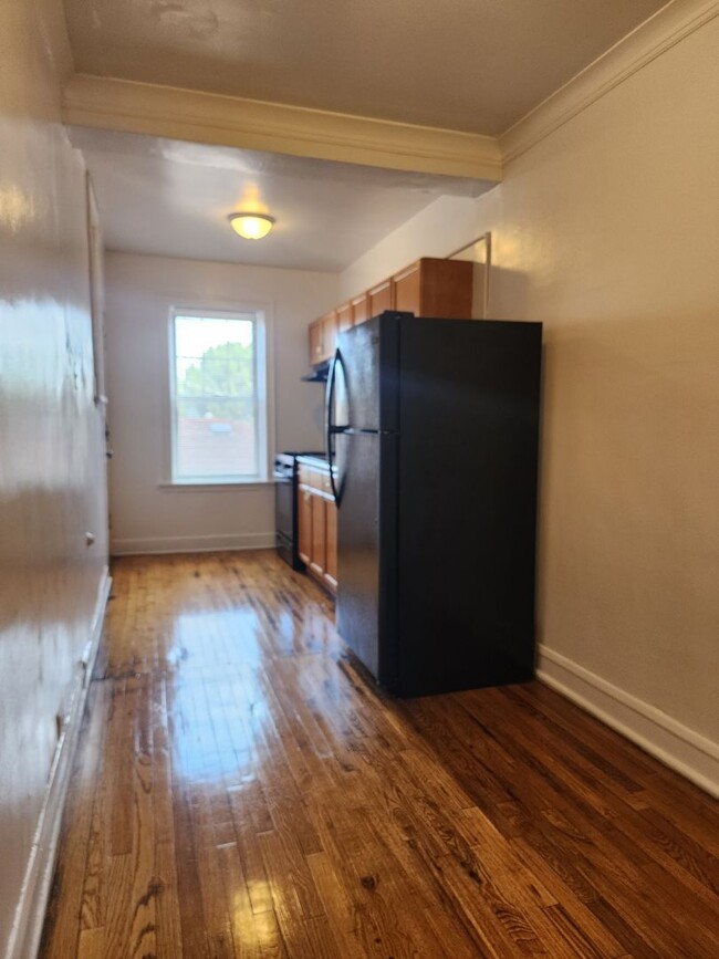 Building Photo - Belmont-Cragin One Bed/1 Bath! Cats welcom...