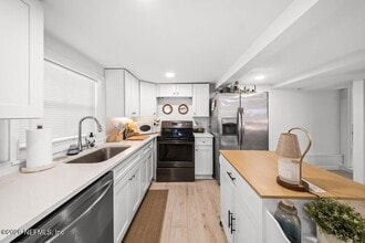 Building Photo - 457 7th Ave S