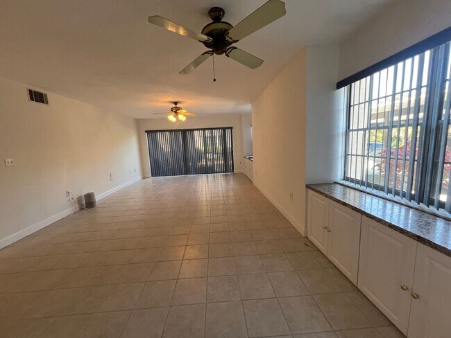 Foto del edificio - $1,150 * Annual **** 2 Bed / 2 Bath Condo ** Private, Gated Community - Rolls Landing **