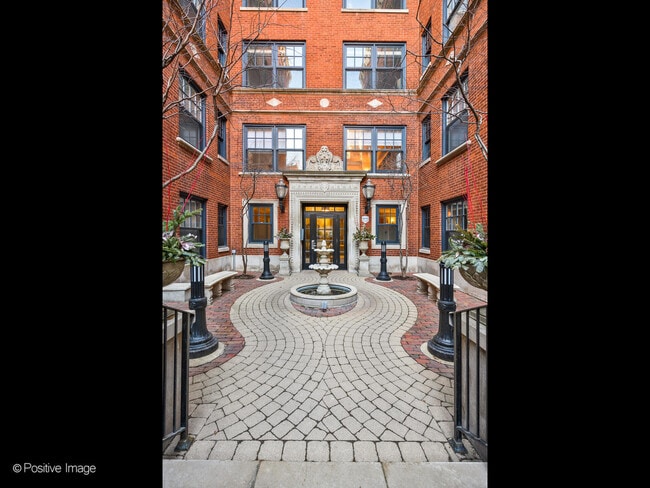 Building Photo - 444 W Roslyn Pl