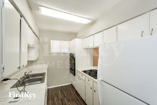 Foto del edificio - 3747 Happy Canyon Dr