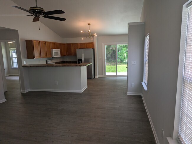 Building Photo - 148 Junco Cir