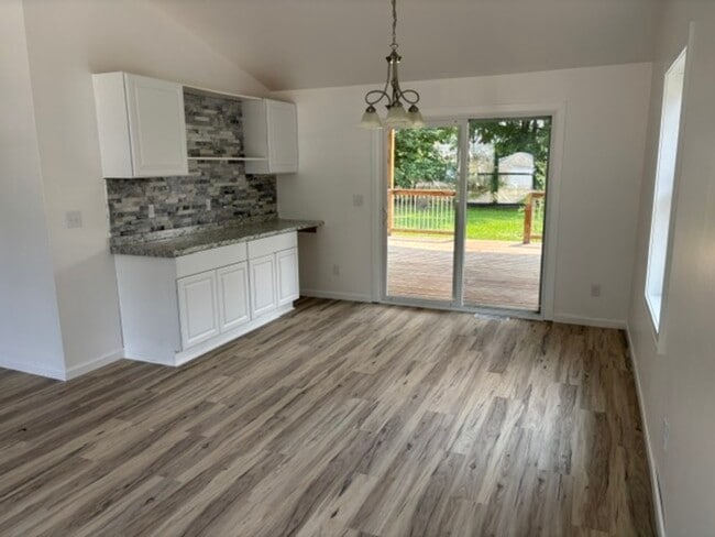 Building Photo - 2048 Hillview Dr