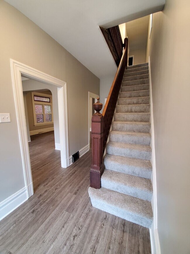 Building Photo - Available MAY 1st 2024 - 3 Bedroom, 2 Bath...