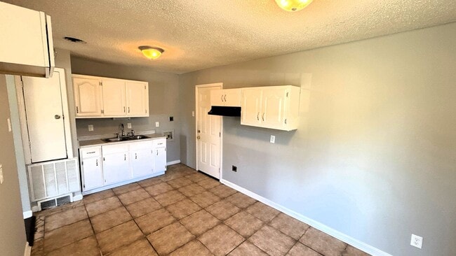 Photo - 896 Leacrest Ave House