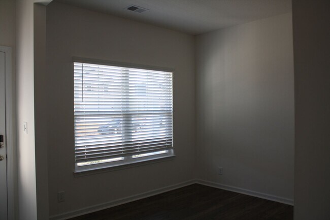 Building Photo - Oak Ridge 37830 - 4 bedroom, 2.5 bath home...