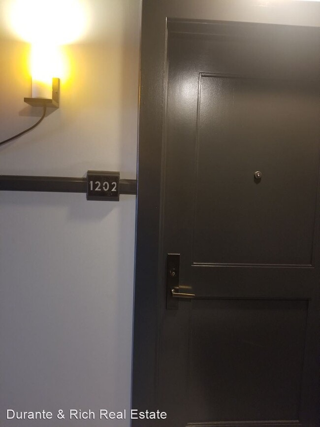 Building Photo - 1 br, 1 bath House - 460 S Spring Street #...