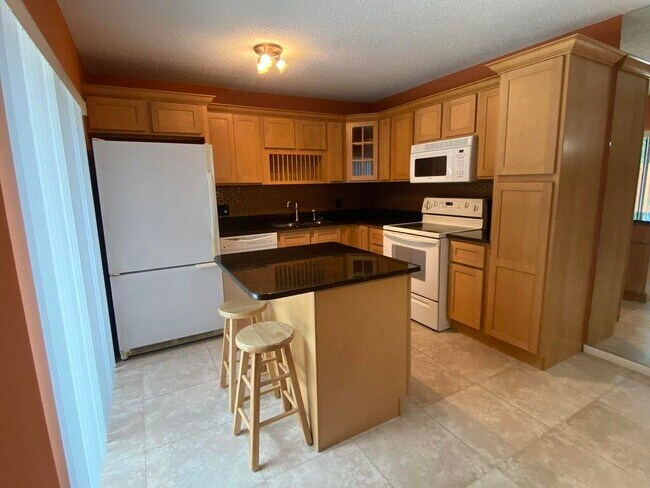 Building Photo - 5693 SE Windsong Ln
