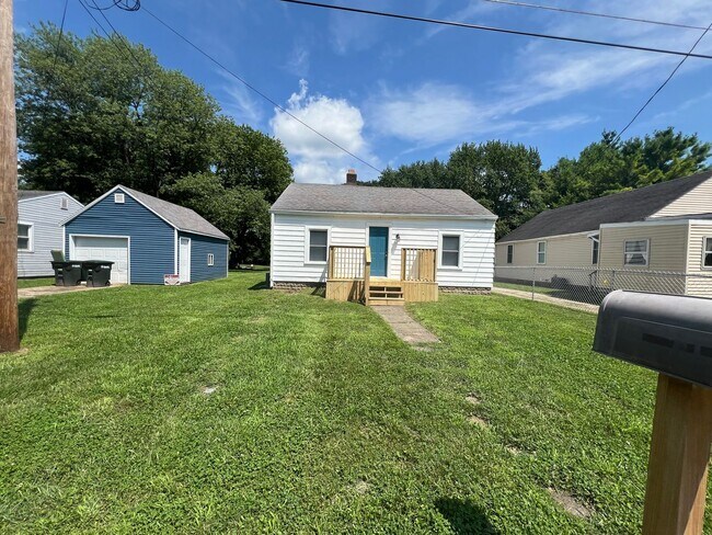 Building Photo - 2 BED 1 BATH HOUSE