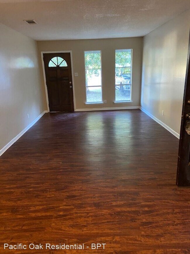 Building Photo - 3 br, 1.5 bath House - 17 Sagewood Court