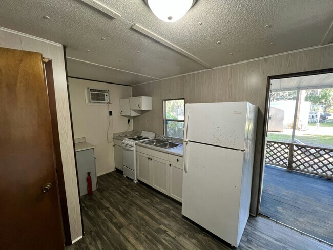 Foto del edificio - 7963 Elliott Rd