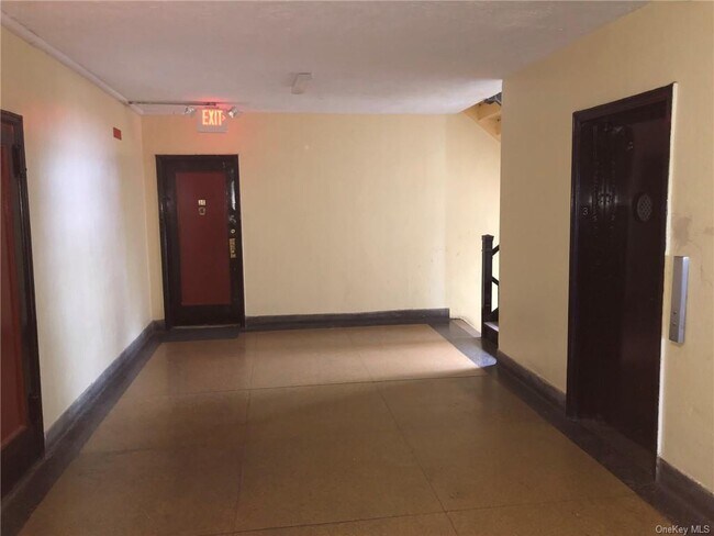 Building Photo - 30 Eastchester Rd