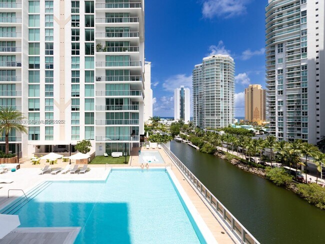 Foto del edificio - 330 Sunny Isles Blvd