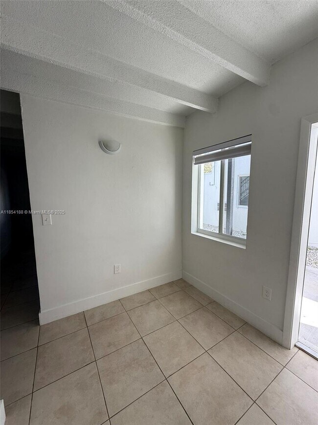 Foto del edificio - 747 NW 60th St