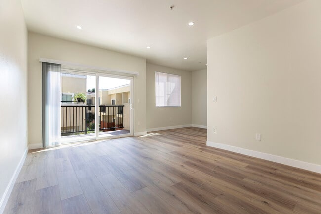 Building Photo - 300 E Providencia Ave