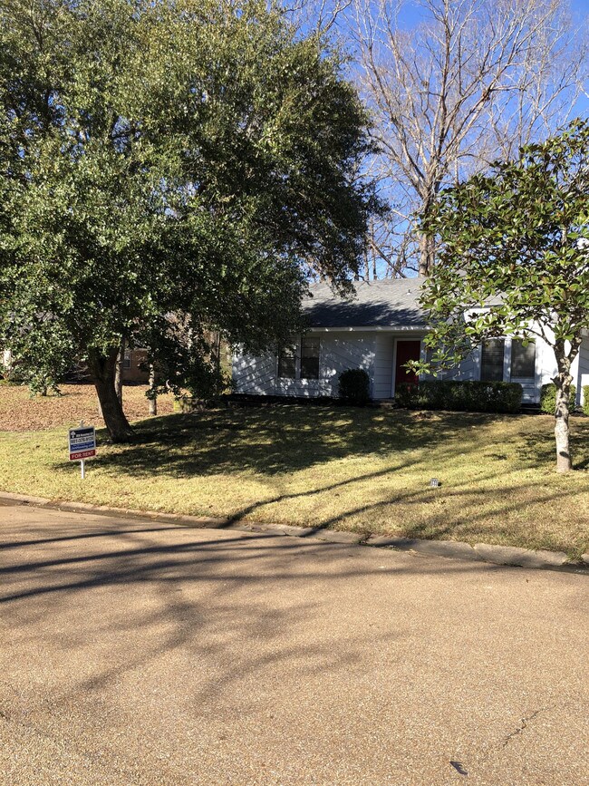 Building Photo - 244 Pine Knoll Dr