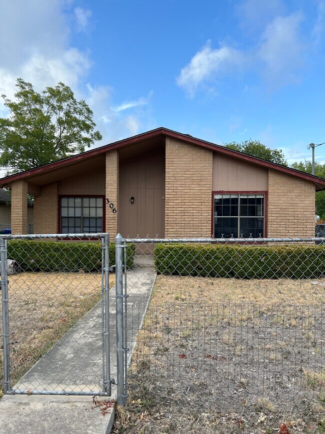 Building Photo - 306 Spaatz St