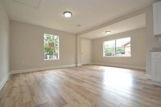 Foto del edificio - 911 Whitaker Ave