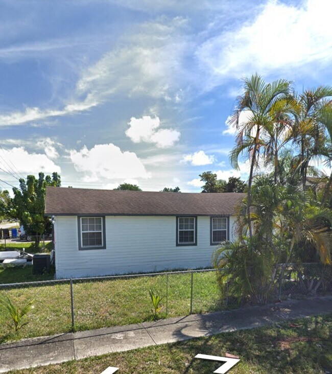 Foto del edificio - 360 NE 174th St